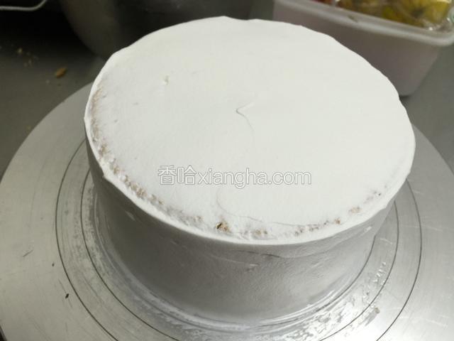 奶油抹平.顶部收干净.将蓝莓酱抹在上面均匀的到边即可.不要用力.巧克力饰片可以买.贴在侧边.稍微高出2公分