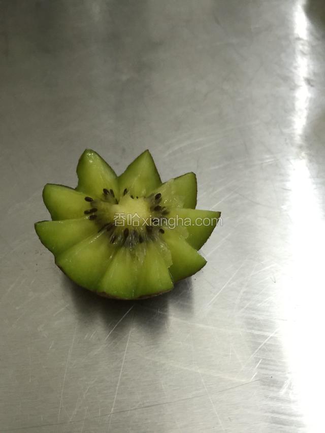 猕猴桃用尖尖的水果刀.刀尖进水果一半中心点.刻W即可.刻满一捏就有了