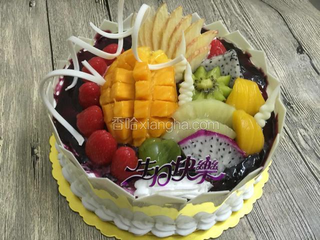 水果中间也插摆些巧克力装饰.前排可以插生日快乐牌！或者想写的字
