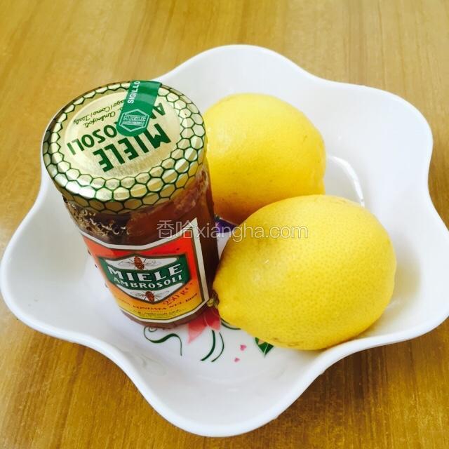 柠檬用盐搓洗干净，擦干待用，准备蜂蜜。