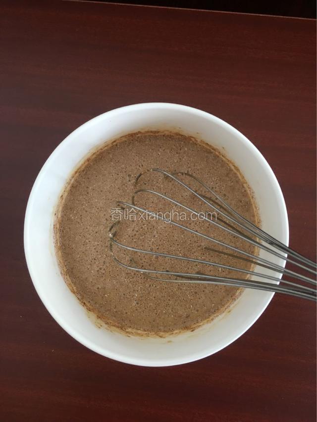 加入咖啡粉，搅拌均匀。