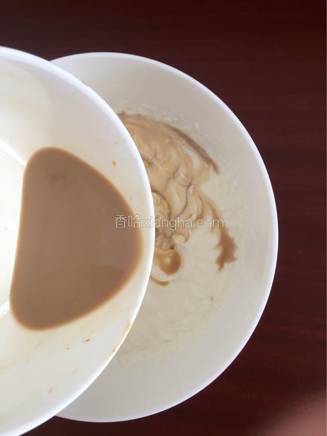 把搅拌好的咖啡牛奶倒入淡奶油中混合。