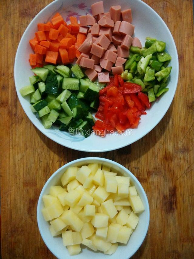 所有食材切成丁备用