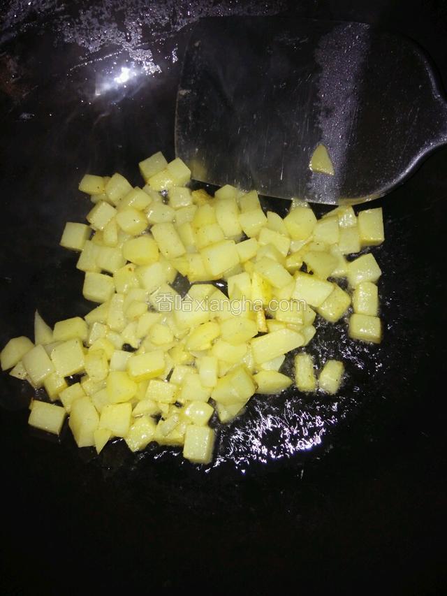 炒至土豆发焦黄色