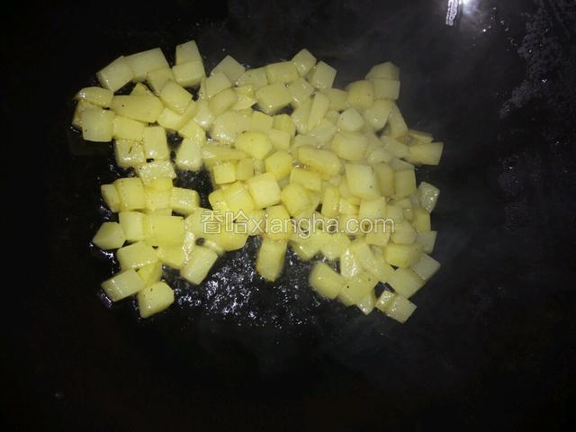 放入土豆丁翻炒