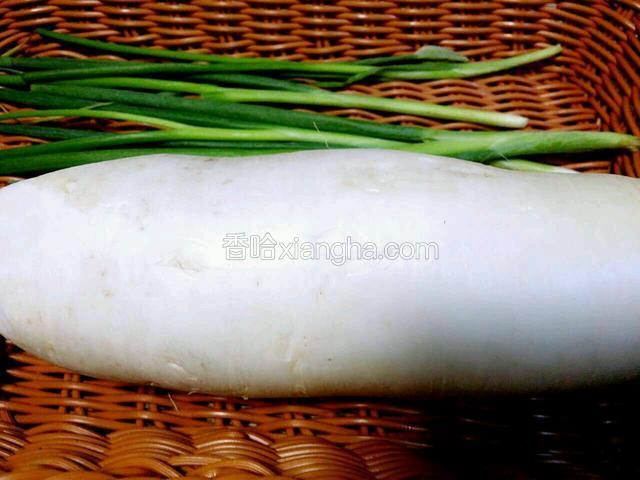 准备一个白萝卜，几棵小葱。