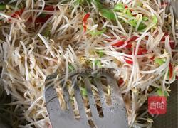 绿豆芽炒辣椒的做法图解6