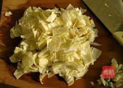 卷心菜炒腊肉的做法图解1