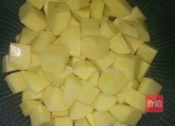 土豆烧鸭的做法图解1