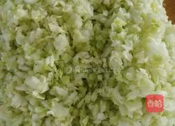 猪肉卷心菜包子的做法图解2