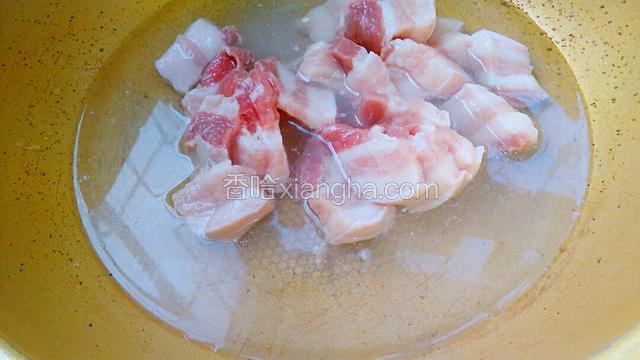 加切好的五花肉，料酒大火煮沸腾一分钟后。
