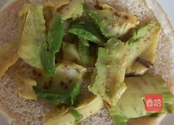 鸡蛋牛油果汉堡的做法图解1