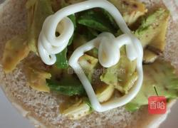 鸡蛋牛油果汉堡的做法图解2