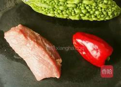 彩椒肉片炒苦瓜的做法图解1