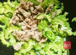 彩椒肉片炒苦瓜的做法图解5