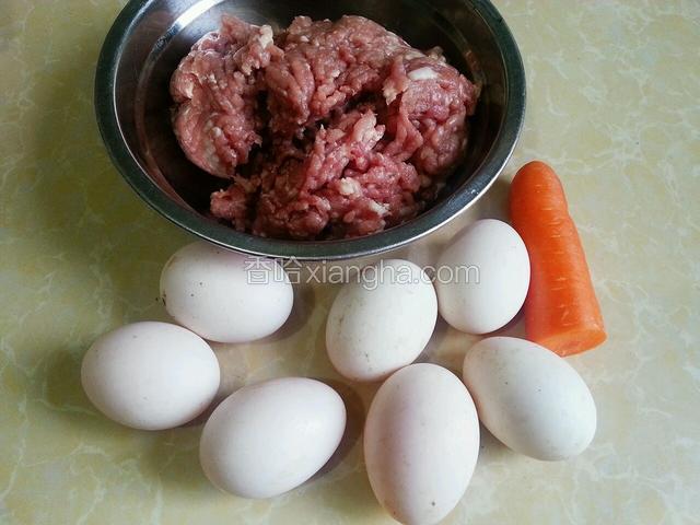 准备好肉末，鸭蛋和胡萝卜