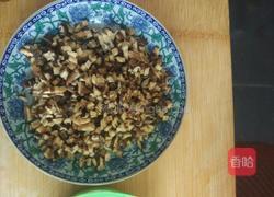 香菇猪肉糯米烧麦的做法图解3