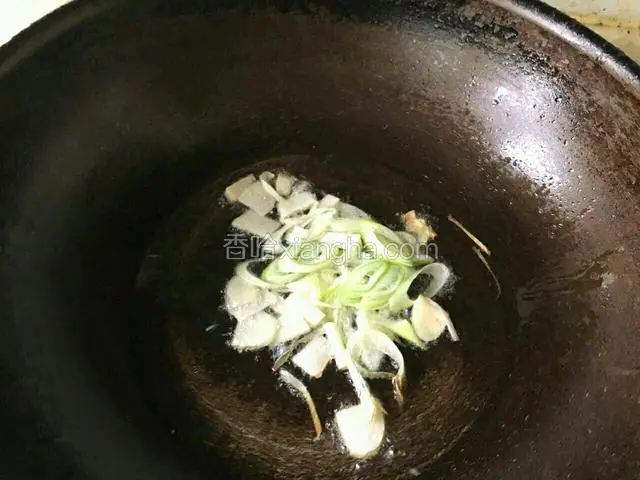 油开下入姜片，葱花爆香。