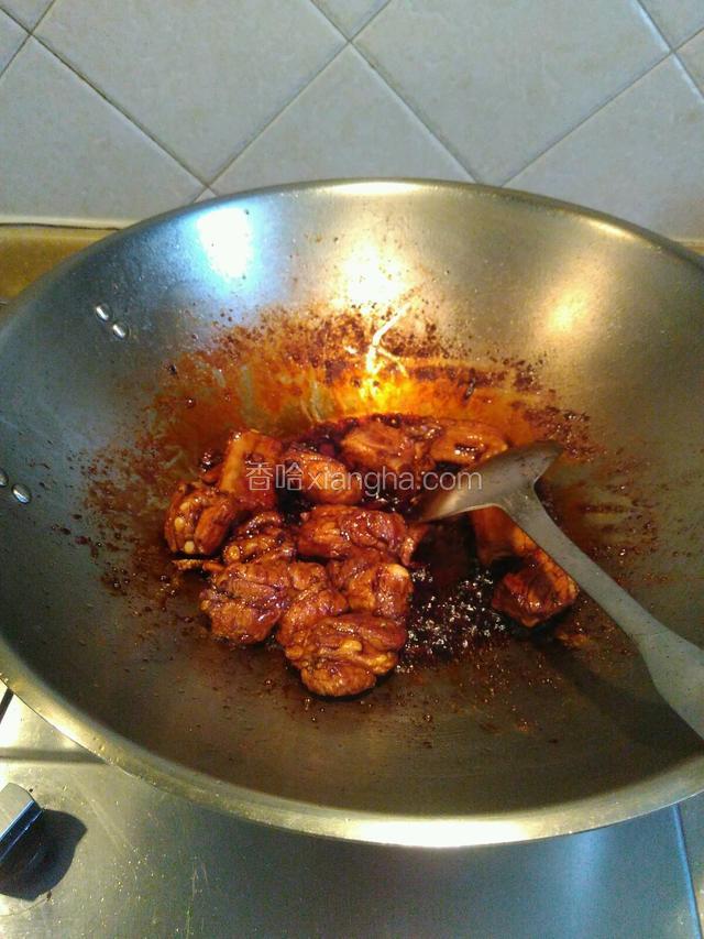 把大蒜，姜，花椒，桂皮，八角，豆腐乳放入翻炒片刻，爆香！把料酒，生抽，老抽放入翻炒，上色！