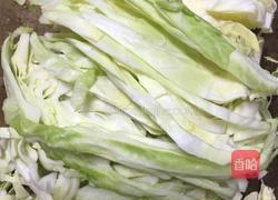 卷心菜炒肉丝的做法图解1