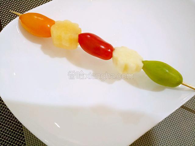 用竹签串一个圣女果一个苹果一个红色圣女果哈密瓜一个圣女果串成串