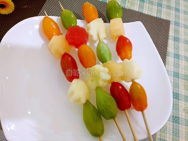逐个串完，吃的时候浇少许蜂蜜。