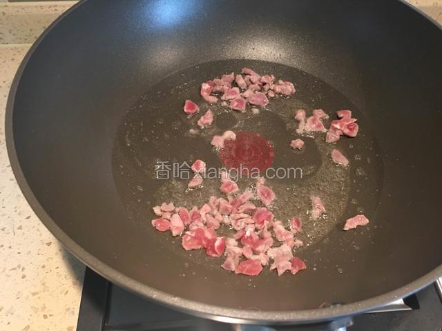 热锅凉油，放入肉丁滑炒。