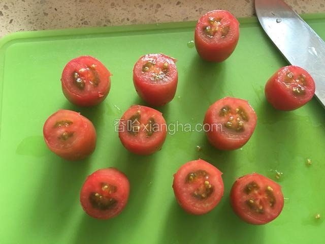 圣女果切去顶部。