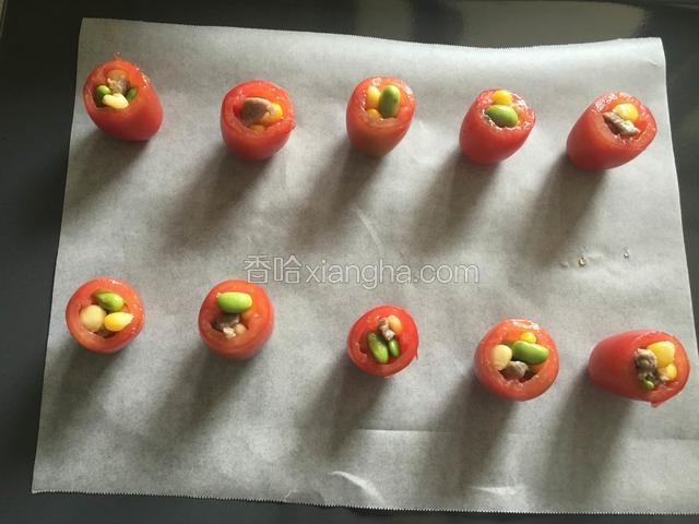 上下火190摄氏度，预热烤箱5分钟。填入炒好晾凉的彩蔬，要填满，尽量多放一些。