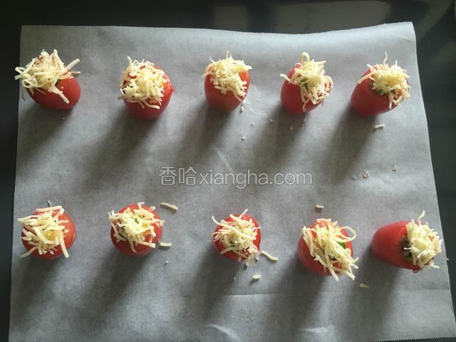 在圣女果顶部放上适量芝士碎。