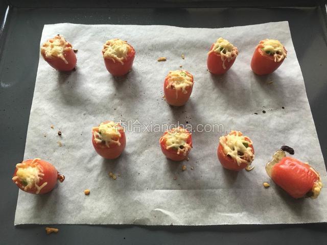 待圣女果顶部芝士的外沿烤变色时，就说明烤好了，出炉！