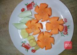 胡萝卜玉米排骨汤的做法图解3