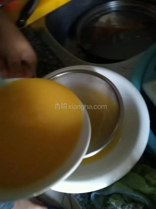 找一个深一点的碟子，鸡蛋液过筛，滤去泡沫跟鸡蛋液中没有搅拌均匀的杂质