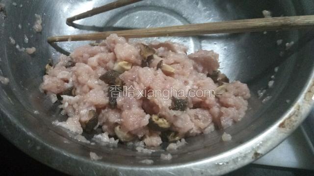 猪肉加盐味精芝麻油和一点水拌匀