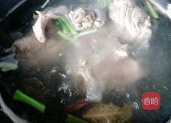 猪大骨炖酸菜的做法图解4