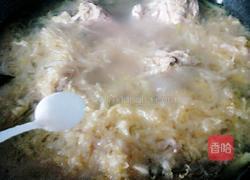 猪大骨炖酸菜的做法图解8