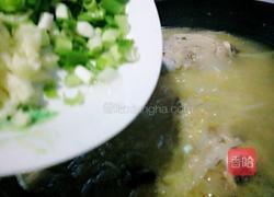 猪大骨炖酸菜的做法图解10