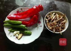 彩椒小鱼干的做法图解1
