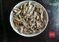 彩椒小鱼干的做法图解2