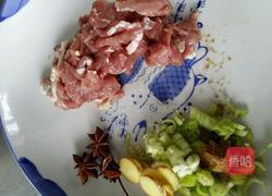 瘦肉炖豆角的做法图解1