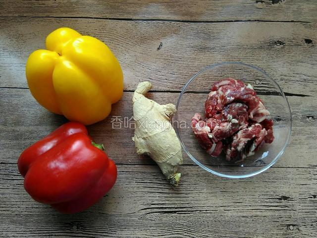 准备食材。彩椒(黄，红各一，也可以选择其他颜色)，生姜，牛上脑部位。