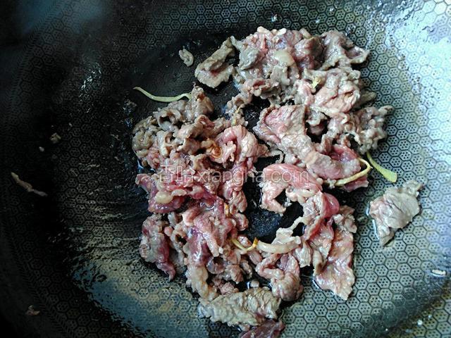 加入牛肉大火快炒。炒至牛肉变色。