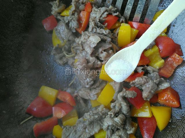 再加两勺食盐调味。