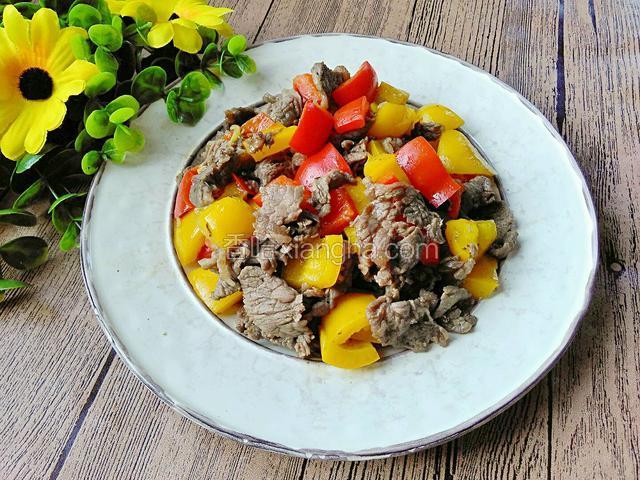 彩椒牛肉，牛肉嫩滑，彩椒甜脆。色泽鲜亮，营养丰富。