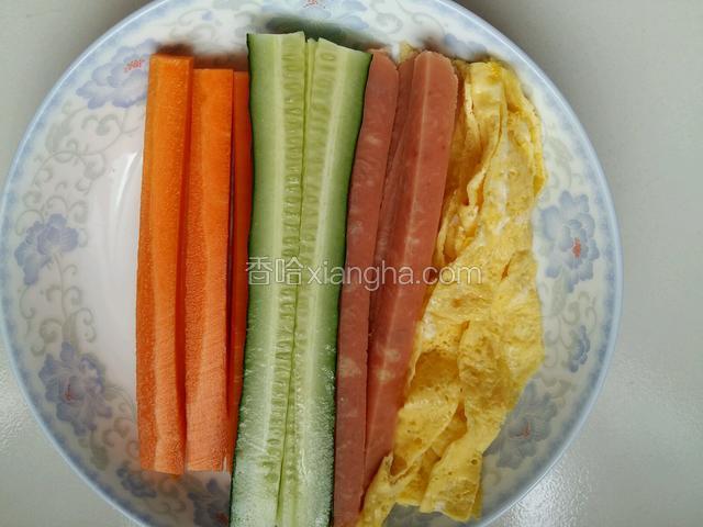 把所有材料准备好，黄瓜，胡萝卜，火腿切条