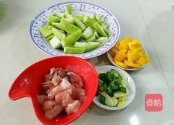  丝瓜彩椒炒肉的做法图解1