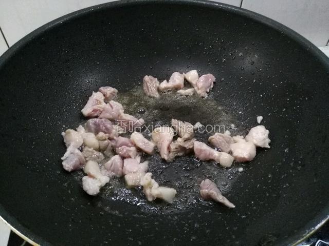 热锅倒油，油热下切的肉块，翻炒，淋上少许水翻炒熟，