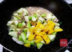  丝瓜彩椒炒肉的做法图解6