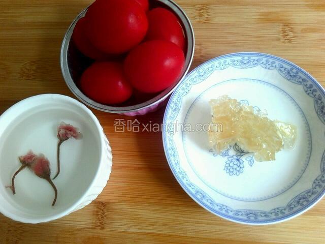 准备材料。圣女果洗净，樱花浸泡30分钟。