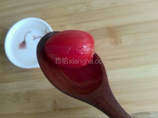当圣女果的皮裂开时，捞出。